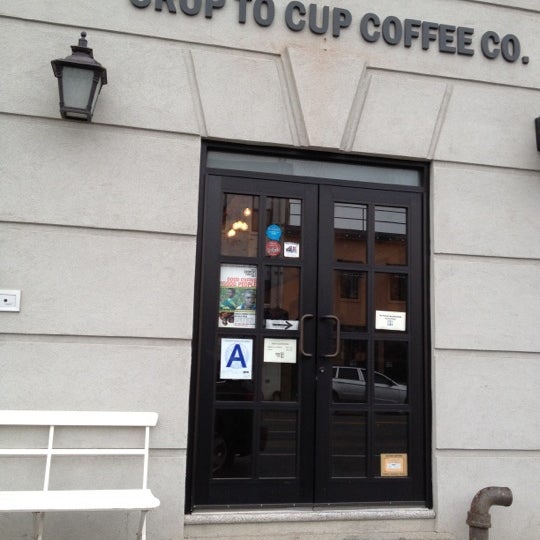 รูปภาพถ่ายที่ Crop to Cup Coffee โดย Jackie L. เมื่อ 5/5/2012
