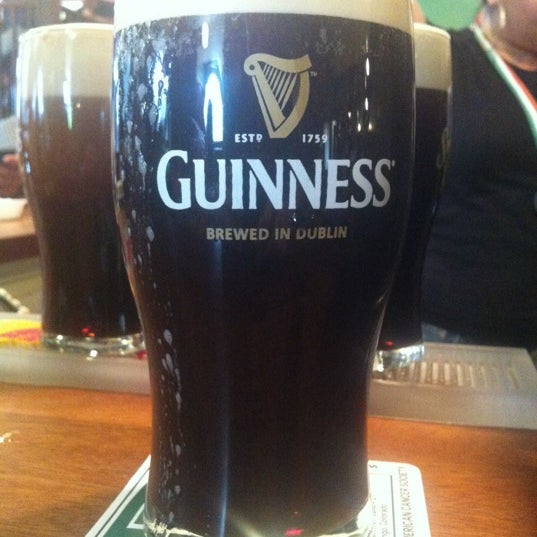 Foto diambil di The Irish Embassy Pub oleh Chris V. pada 5/25/2012