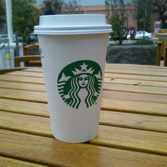 6/12/2012 tarihinde Vale C.ziyaretçi tarafından Starbucks'de çekilen fotoğraf