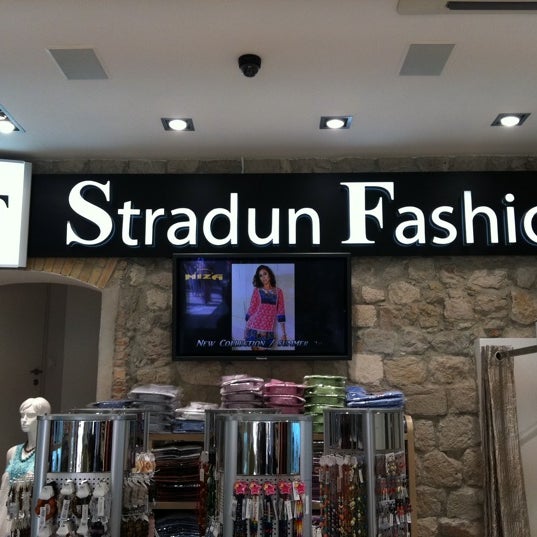Снимок сделан в Stradun Fashion пользователем Dubravko G. 5/18/2012