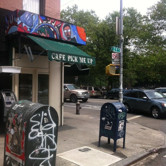 รูปภาพถ่ายที่ Cafe Pick Me Up โดย Mickmack P. เมื่อ 7/14/2012