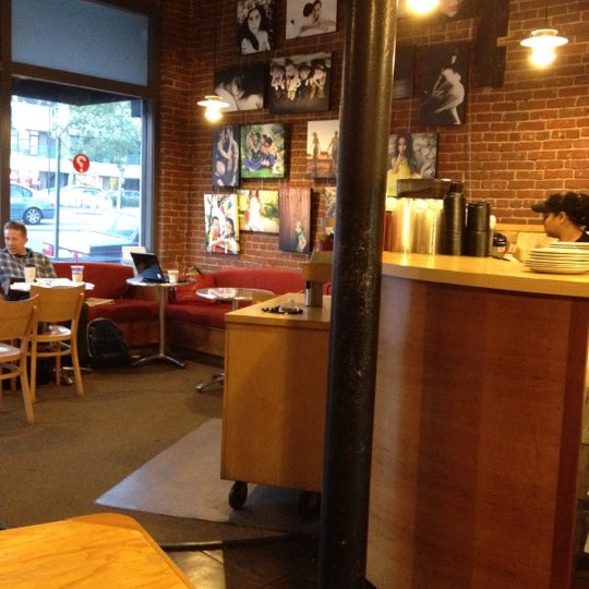 4/4/2012 tarihinde Raymond L.ziyaretçi tarafından Swork Coffee Bar'de çekilen fotoğraf