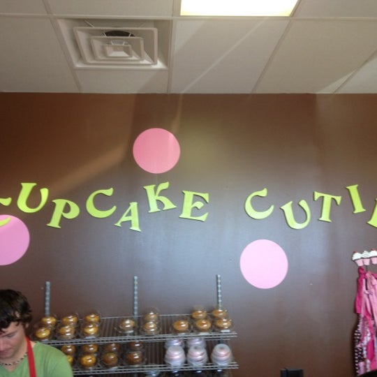 6/23/2012 tarihinde Leo G.ziyaretçi tarafından Cupcake Cutie Etc.'de çekilen fotoğraf