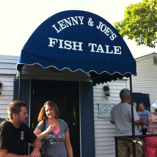 รูปภาพถ่ายที่ Lenny &amp; Joe&#39;s Fish Tale โดย Nathaniel เมื่อ 7/11/2012