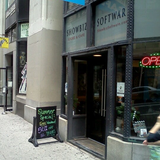 Foto tirada no(a) Showbiz Store &amp; Cafe por Michael R. B. em 7/29/2012