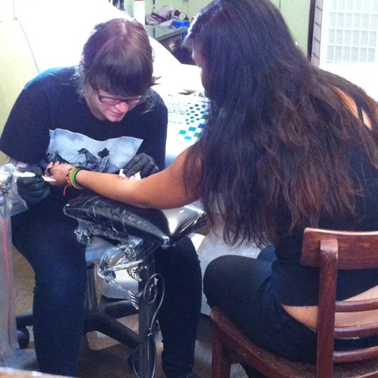 8/21/2012에 Cassandra M.님이 White Rabbit Tattoo에서 찍은 사진
