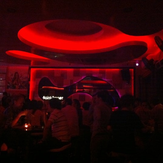 Das Foto wurde bei Le Saint Tropez Cocktail Bar von Maria B. am 9/1/2012 aufgenommen