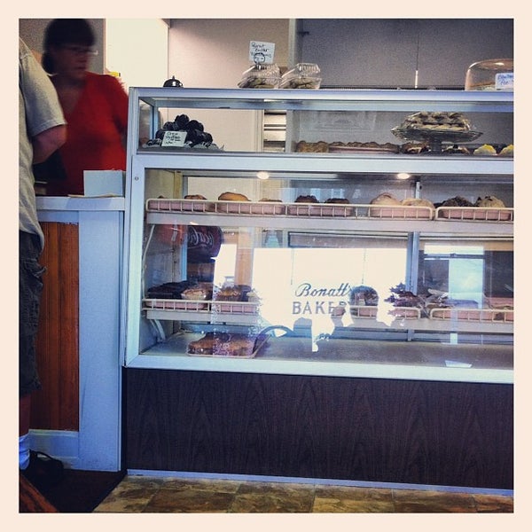 Foto tirada no(a) Bonatt&#39;s Bakery &amp; Restaurant por Kevin-John B. em 6/29/2012