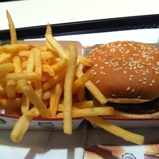 รูปภาพถ่ายที่ McDonald&#39;s โดย Suus เมื่อ 4/12/2012