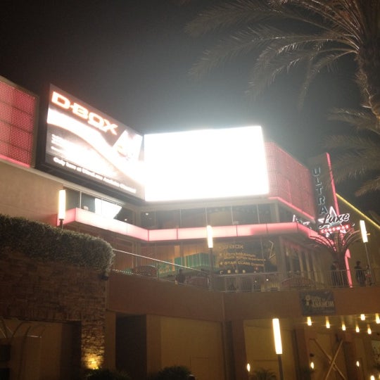 5/6/2012にJessica K.がUltraLuxe Anaheim Cinemas at GardenWalkで撮った写真