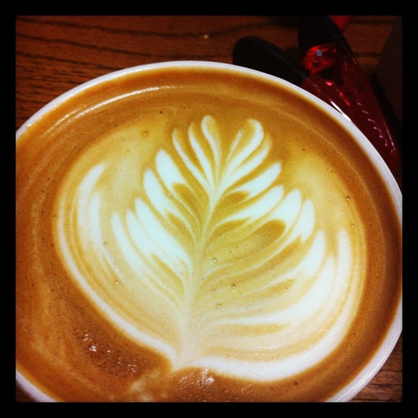 รูปภาพถ่ายที่ The Coffee Bean &amp; Tea Leaf โดย Adrienne K. เมื่อ 6/1/2012