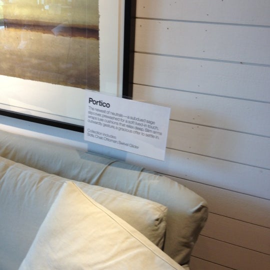 Foto tirada no(a) Crate &amp; Barrel por Hany L. em 8/18/2012