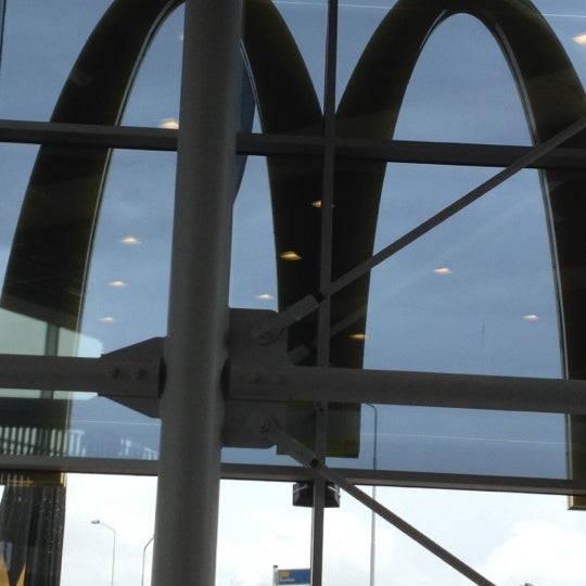 รูปภาพถ่ายที่ McDonald&#39;s โดย Ad V. เมื่อ 7/14/2012