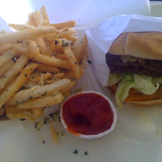 Photo taken at Willie&#39;s Burgers by Joe Y. on 9/12/2012