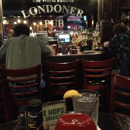 Foto diambil di Londoner Pub &amp; Grill oleh Theresa N. pada 3/9/2012