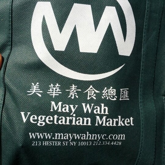 8/27/2012 tarihinde Marc K.ziyaretçi tarafından May Wah Vegetarian Market'de çekilen fotoğraf