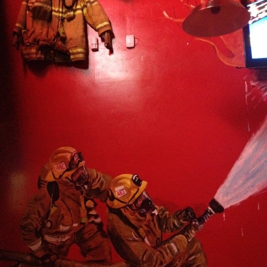 รูปภาพถ่ายที่ ROC&#39;s Firehouse Grille โดย Tessa W. เมื่อ 7/29/2012