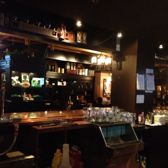 Foto tirada no(a) The OverDraught Irish Pub por Ineke (Muzieneke) L. em 4/21/2012