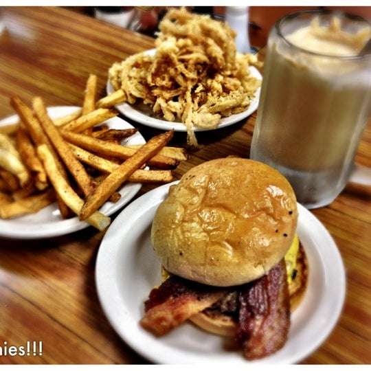 Снимок сделан в Brownie&#39;s Hamburger Stand пользователем Joe P. 2/18/2012
