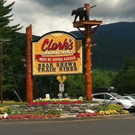 Foto tomada en Clark&#39;s Trading Post  por Adrienne M. el 7/2/2012