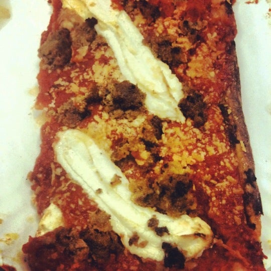 รูปภาพถ่ายที่ Valducci&#39;s Pizza and Catering โดย Chelle . เมื่อ 3/7/2012