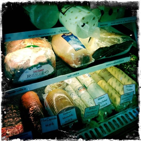 2/29/2012 tarihinde Allison N.ziyaretçi tarafından Porta Via Italian Foods'de çekilen fotoğraf