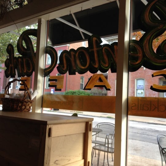8/27/2012 tarihinde Danni E.ziyaretçi tarafından Benton Park Cafe &amp; Coffee Bar'de çekilen fotoğraf