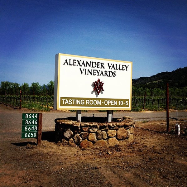 Foto tirada no(a) Alexander Valley Vineyards por Elizabeth S. em 4/29/2012