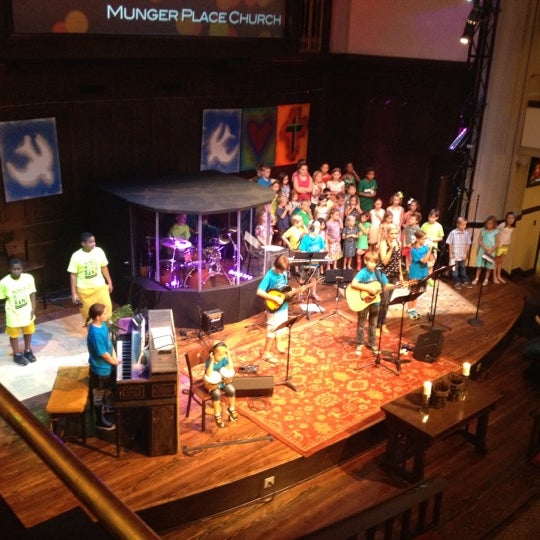รูปภาพถ่ายที่ Munger Place Church โดย Mike O. เมื่อ 8/26/2012