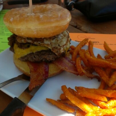 Foto tirada no(a) Crave Real Burgers por Tinelle L. em 8/25/2012