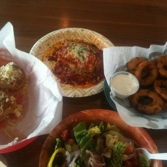 Foto tomada en Cipriano&#39;s Pizzeria &amp; Restaurant  por Stacey G. el 5/3/2012