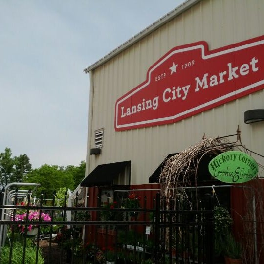 รูปภาพถ่ายที่ Lansing City Market โดย Joshua S. เมื่อ 6/2/2012