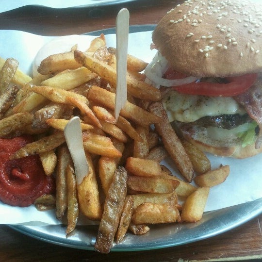 Photo taken at Hamburger Heaven by Niels P. on 7/28/2012