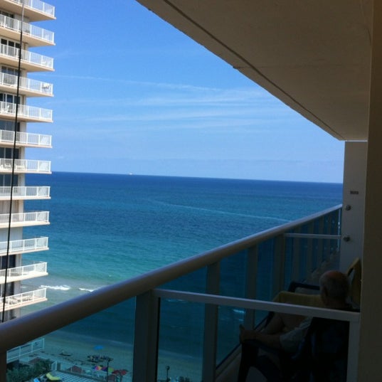 รูปภาพถ่ายที่ Ocean Sky Hotel &amp; Resort โดย John B. เมื่อ 2/22/2012
