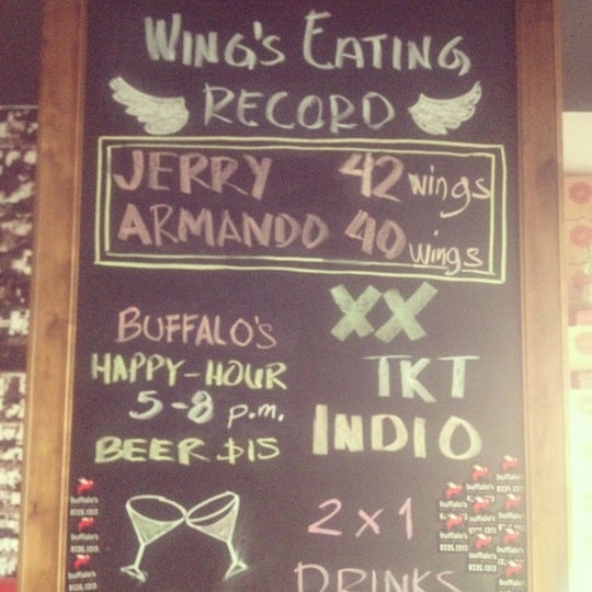 Снимок сделан в Buffalo&#39;s Hot Wings пользователем Buffalos H. 9/3/2012
