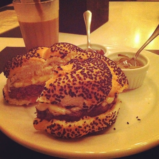 Das Foto wurde bei Chez Burger von Tatiana T. am 5/12/2012 aufgenommen