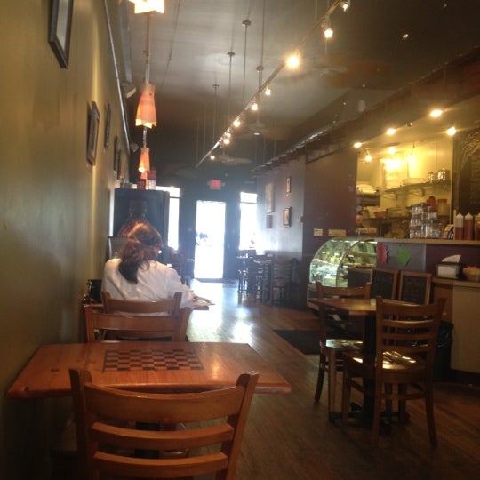 8/19/2012 tarihinde Kane J.ziyaretçi tarafından Aroma Cafe'de çekilen fotoğraf