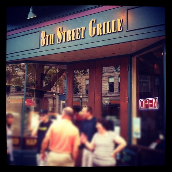 Снимок сделан в 8th Street Grille пользователем Troy P. 6/23/2012