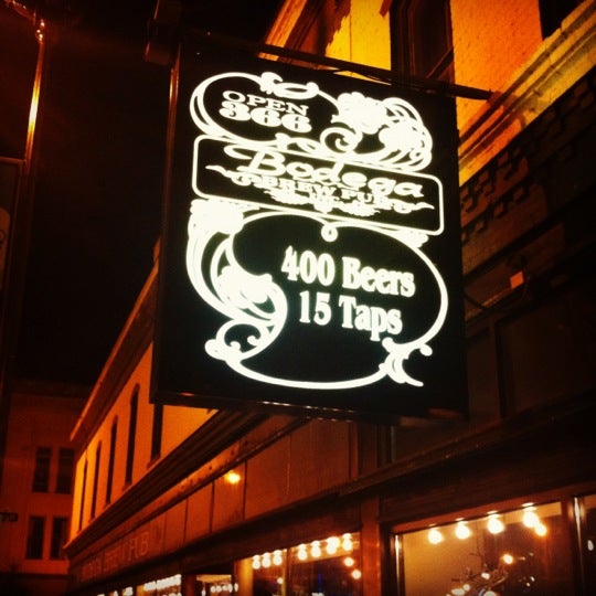 Photo prise au Bodega Brew Pub par Beau G. le8/17/2012
