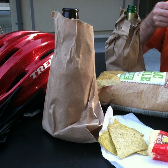 รูปภาพถ่ายที่ Potomac Gourmet Market โดย Karen M. เมื่อ 5/17/2012