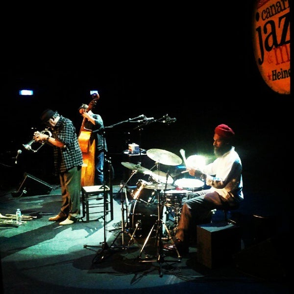 รูปภาพถ่ายที่ Teatro Leal โดย Aarón S. R. เมื่อ 7/12/2012