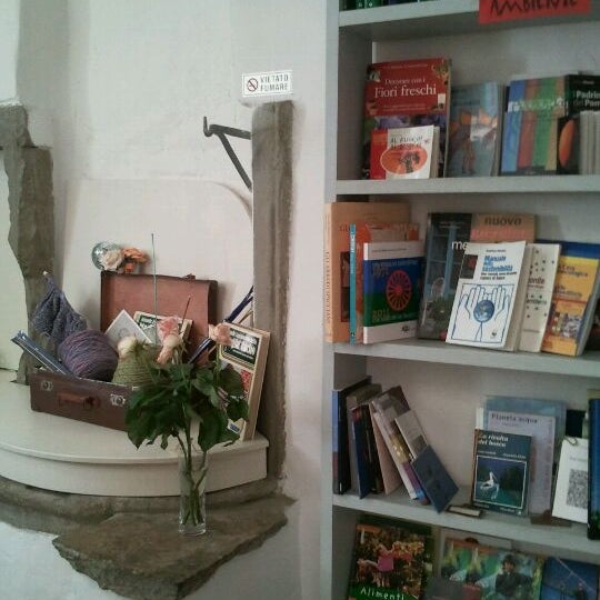 Снимок сделан в Cuculia Libreria con Cucina пользователем Laura D. 5/12/2012