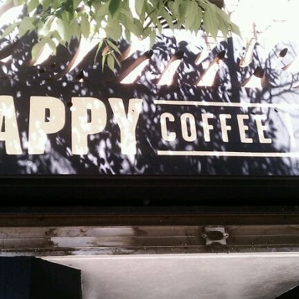 รูปภาพถ่ายที่ Happy Coffee โดย Mark S. เมื่อ 6/9/2012