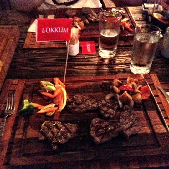 รูปภาพถ่ายที่ Beeves Steakhouse โดย Aleks Ö. เมื่อ 8/5/2012