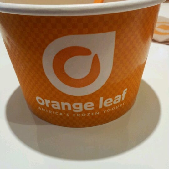 Foto scattata a Orange Leaf Frozen Yogurt da Chris O. il 9/10/2012