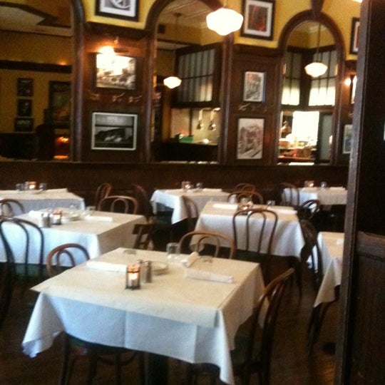 รูปภาพถ่ายที่ Four Farthings Tavern &amp; Grill โดย Tiffany เมื่อ 7/7/2012