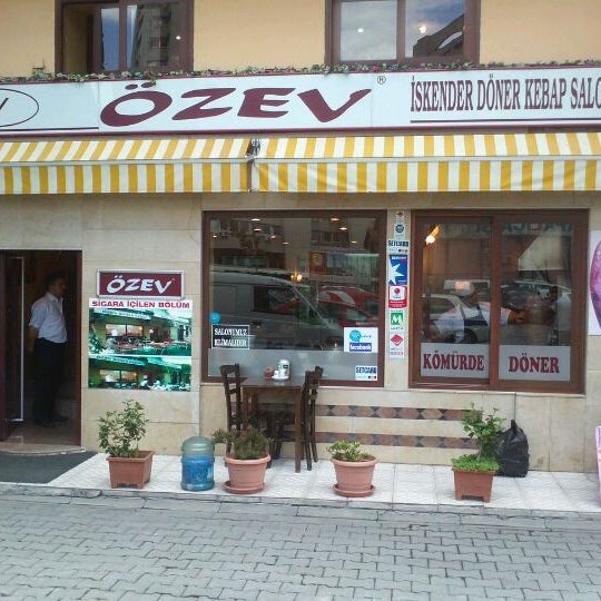 รูปภาพถ่ายที่ Özev Döner Kebap Salonu โดย Özev D. เมื่อ 5/16/2012
