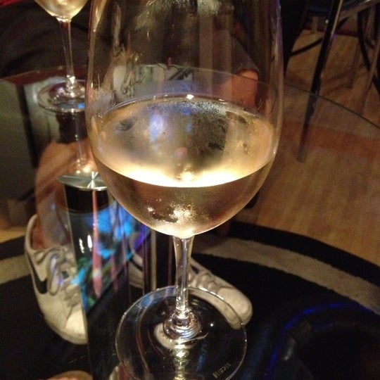 Das Foto wurde bei Alcove Wine Bar von Robbi A. am 7/13/2012 aufgenommen