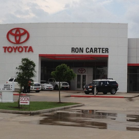 Foto tirada no(a) Ron Carter Toyota por Renee C. em 4/4/2012
