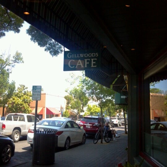 Foto tomada en Gillwoods Cafe  por Karen S. el 7/14/2012